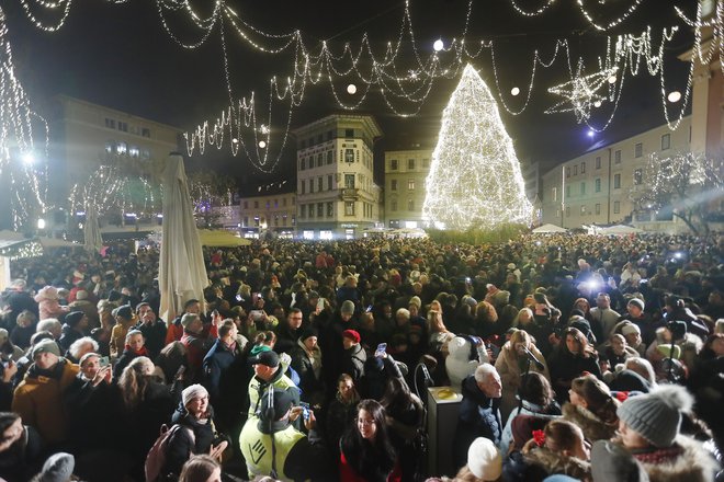 Dokler nam svetijo lučke, ni zime! Foto Leon Vidic
