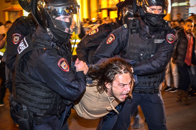 Nekateri Rusi so protestirali proti delni mobilizaciji rezervistov, precej več jih je zaradi tega zapustilo državo. FOTO: Aleksander Nemenov/AFP
