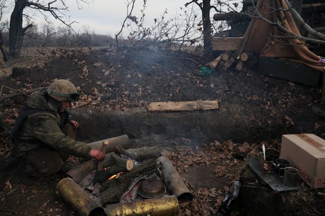 Ukrajinski vojak na frontni črti v bližini Bakmuta. Foto: Leah Millis/Reuters
