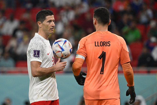 Robert Lewandowski je moral ponoviti izvajanje 11-metrovke, ker je v prvem poskusu vratar Hugo Lloris prehitro zapustil golovo črto, ko je ubranil strel. FOTO: Andrej Isaković/AFP
