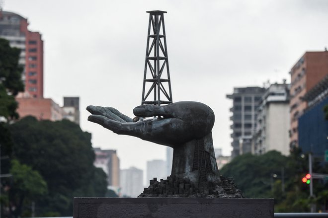 Takoj po dogovoru v Mehiki je ameriška vlada v petek dovolila naftni družbi Chevron, da se vrne v Venezuelo in začne ponovno črpati nafto. FOTO:&nbsp;Miguel Zambrano/Afp
