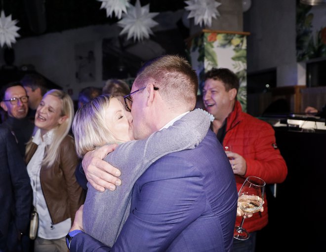 Novi novogoriški župan Samo Turel je tako poljubil ženo. FOTO: Jože Suhadolnik/Delo
