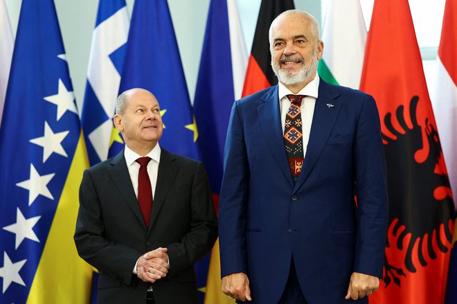 Nemški kancler Olaf Scholz je pred mesecem dni gostil zasedanje berlinskega procesa o približevanju Zahodnega Balkana EU. Jutri bo v Tirani gostitelj albanski premier Edi Rama. Vrh EU in Zahodnega Balkana bo tokrat prvič v eni od držav kandidatk.&nbsp; FOTO: Lisi Niesner/Reuters
