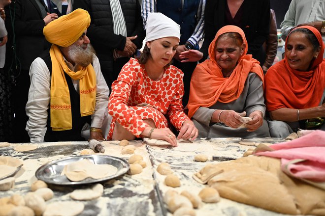 Nemška ministrica za zunanje zadeve Annalena Baerbock med pripravo indijskega kruha v javni kuhinji v sikhovski molilnici v New Delhiju, ki jo je obiskala med dvodnevnim obiskom v Indiji. FOTO:&nbsp;Sajjad Hussain/AFP
