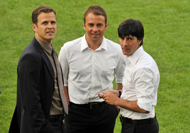 Oliver Bierhoff (levo) s Hansijem Flickom in Joachimom Löwom pred polfinalno tekmo eura 2008 v Baslu. FOTO: John Macdougall/AFP
