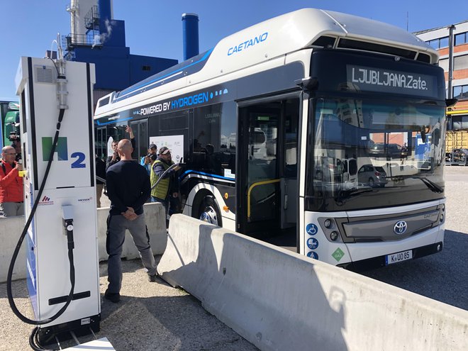 Polnjenje vodikovega avtobusa na prenosni polnilnici v Ljubljani. Foto Gašper Boncelj
