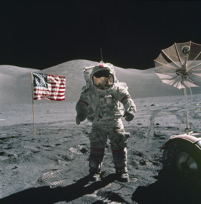 Eugene Cernan je zadnji človek, ki je bil na površju Lune. Morda se bo to dejstvo že v nekaj letih spremenilo. Fotografiji Nasa
