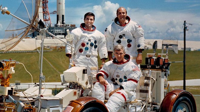 Posadka Apolla 17: poveljnik Eugene Cernan (sedi), Ronald Evans (desno), pilot komandnega modula, in Harrison Schmitt, pilot lunarnega modula.
