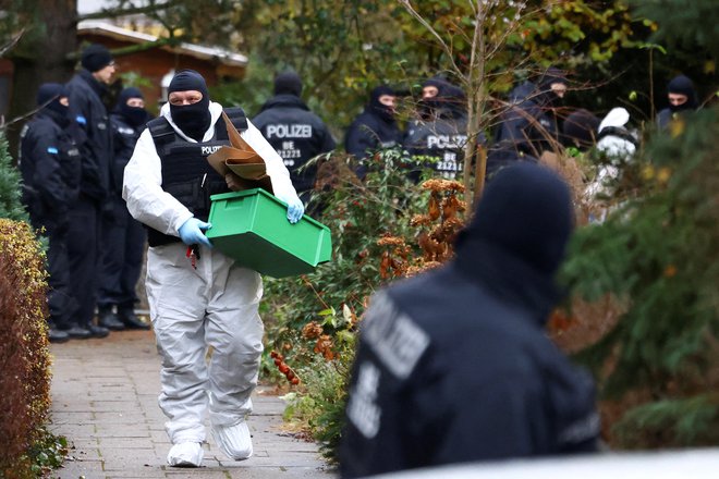 Policija zbira dokazni material v sklopu racije&nbsp;proti pripadnikom teroristične združbe, ki je načrtovala državni udar.&nbsp;FOTO:Christian Mang/REUTERS
