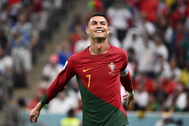 Bolj kislega nasmeška je bil prvi zvezdnik Portugalske Cristiano Ronaldo v dvoboju s Švicarji, potem ko je na igrišče stopil šele v drugem polčasu, ko so njegovi rojaki že potopili tekmece. FOTO: Fabrice Coffrini/AFP
