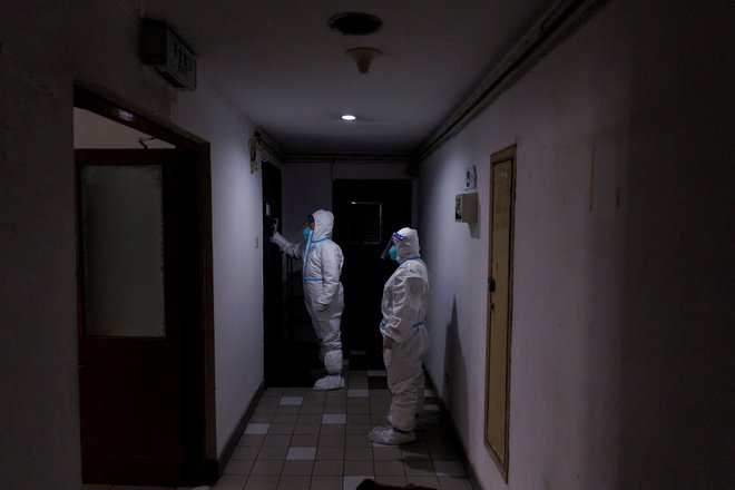 Kitajska sprošča ukrepe za zajezitev epidemije covida-19.&nbsp;FOTO:&nbsp;Thomas Peter/Reuters
