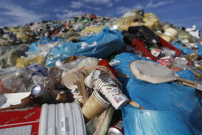 V sodobnosti je vse zavito v plastiko, plastičnih je tudi večina sodobnih oblačil. FOTO: Leon Vidic/Delo
