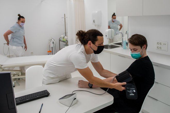 Ker so družinski zdravniki preobremenjeni in zasuti z administracijo, množično odhajajo iz ZD Ljubljana. FOTO:&nbsp;Voranc Vogel/Delo
