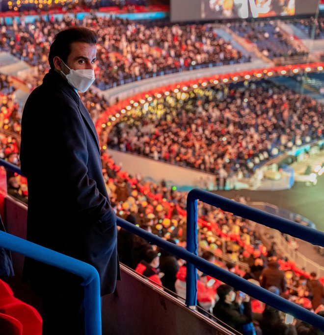 Katarski emir, šejk Tamim bin Hamad Al-Thani, si je letos ogledal otvoritev zimskih iger v Pekingu. FOTO: Amiri Diwan/Reuters
