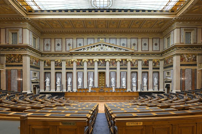 V zadnjem sklicu avstro-ogrskega parlamenta, izvoljenem leta 1917, je v dvorani zveznih plenarnih zasedanj sedelo 516 poslancev.

FOTO: Parlamentsdirektion/Johannes Zinner
