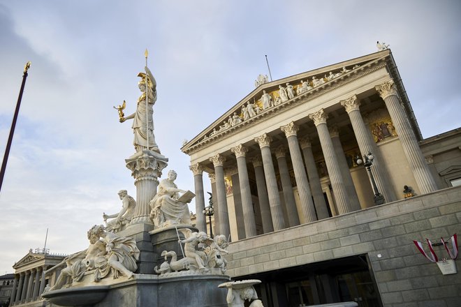 Avstrijski parlament je ena od številnih znamenitih stavb, zgrajenih vzdolž avenije Ringstrasse, ki kot prstan obdaja zgodovinsko središče Dunaja.

FOTO:&nbsp;Parlamentsdirektion/Thomas Topf
