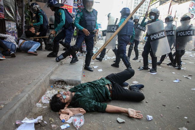 Policija je s palicami, gumijastimi naboji in solzivcem napadla aktiviste bangladeške nacionalistične stranke (BNP), ki so se zbrali pred osrednjim sedežem stranke v Daki pred shodom BNP, sklicanim za 10. december, s katerim želijo premierko Sheikh Hasino prisiliti k odstopu. V bangladeški prestolnici je bila ena oseba ubita, več deset pa jih je bilo ranjenih. Foto: Jibon Ahmed/Afp
