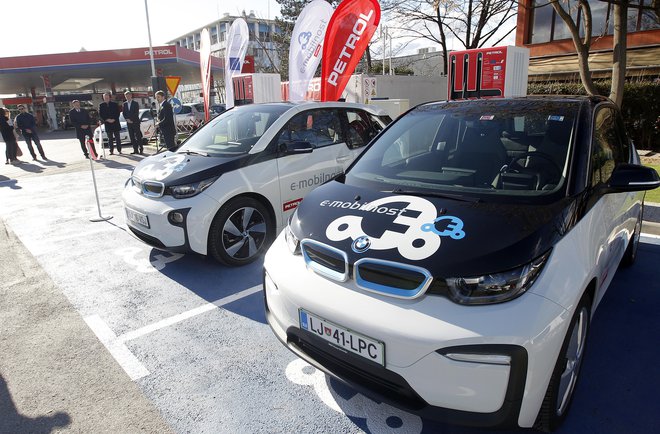 Pomemben del učinkovite elektrifikacije prometa je tudi dostopnost polnilnic. FOTO: Mavric Pivk/Delo
