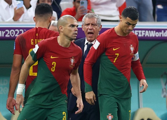 Portugalski selektor Fernando Santos (v sredini) mora biti ne le trener, povezovalec, temveč tudi močna osebnost, da lahko vodi igralce kova, kot sta Cristiano Ronaldo (desno) in Pepe, sicer najstaerjša igralca v reprezentanci. FOTO: Hannah Mckay/Reuters
