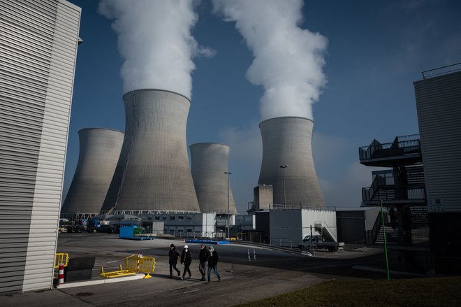 V Franciji mrzlično iščejo usposobljene delavce za popravilo ustavljenih nukleark. FOTO: Jean-Philippe Ksiazek/AFP
