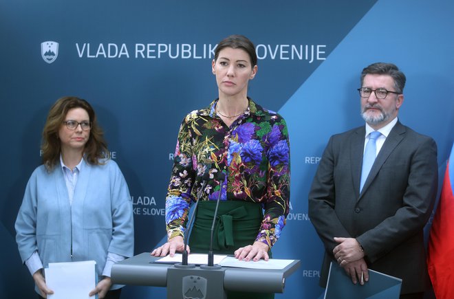 Ministrica za pravosodje Dominika Švarc Pipan je na novinarski konferenci po seji vlade zavrnila očitke o političnih pritiskih na delo policije nanizanih v dopisih v. d. generalnega direktorja policije Boštjana Lindava in notranje ministrice Tatjane Bobnar.  FOTO: Blaž Samec/Delo
