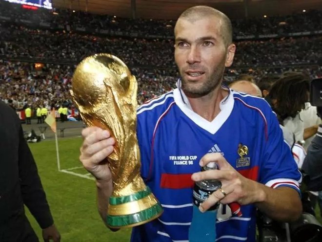 Zinedine Zidane je leta 1998 proslavil naslov svetovnega prvaka na francoskih tleh.&nbsp;FOTO: Reuters
