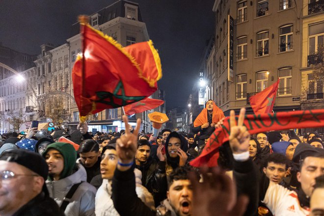 Po uvrstitvi Maroka v četrtfinale SP so ulice Bruslja preplavili navdušeni navijači. Foto James Arthur Gekiere/AFP
