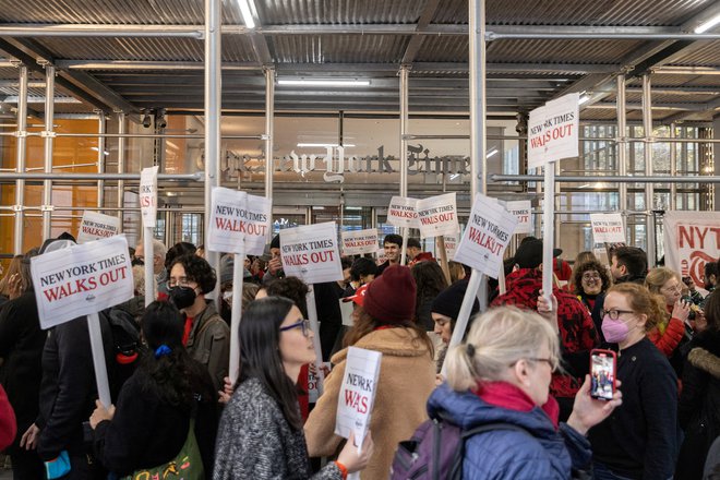 Podpora stavkajočim pri New York Timesu. FOTO: Jeenah Moon/Reuters
