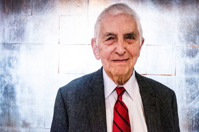 Daniel Ellsberg je medijem predal &#39;papirje iz Pentagona&#39;, ki so o vojni v Vietnamu govorili drugačno zgodbo. On je tudi prvi človek, ki so mu sodili zaradi predajanja zaupnih informacij in je bil le uvod v Watergate. Foto: Profimedia
