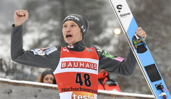 Anže Lanišek se je takole veselil zmage v Titisee-Neustadtu. FOTO: Thomas Kienzle/AFP
