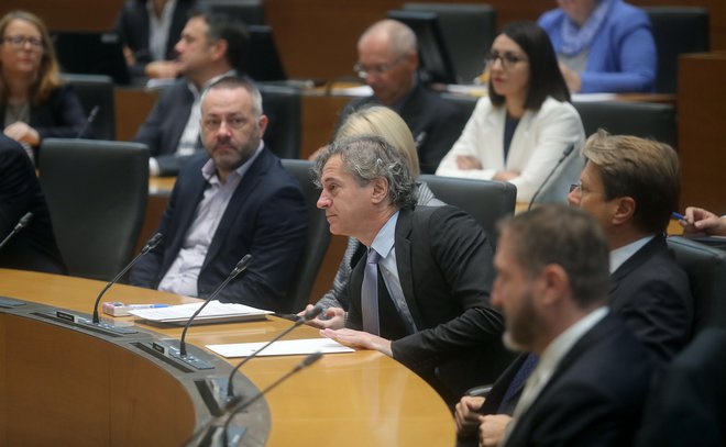 Katerega asa bo iz rokava potegnil Robert Golob po zamenjavi ministrice za notranje zadeve Tatjane Bobnar, še ni jasno. FOTO: Blaž Samec/Delo
