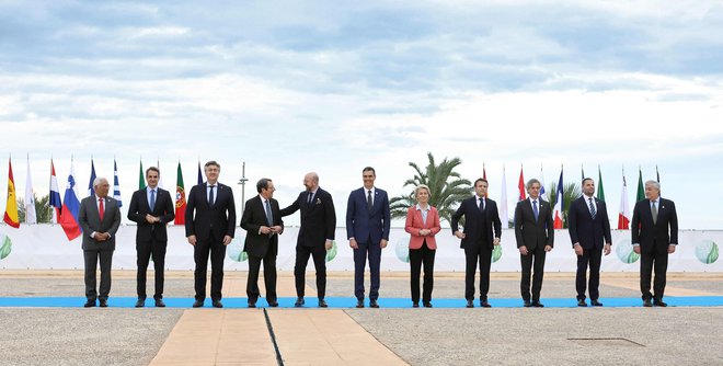 Portugalski premier António Costa, grški premier Kiriakos Micotakis, hrvaški premier Andrej Plenković, ciprski predsednik Nikos Anastasiades, predsednik evropskega sveta Charles Michel, španski premier Pedro Sánchez, predsednica evropske komisije Ursula von der Leyen, francoski predsednik Emmanuel Macron, slovenski premier Robert Golob, malteški premier Robert Abela in italijanski zunanji minister Antonio Tajani na vrhu v Alicanteju. FOTO:&nbsp;Jose Jordan/Afp
