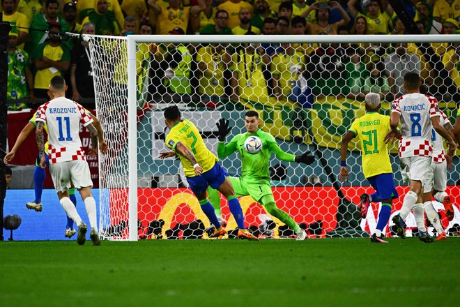 Hrvaški vratar Dominik Livaković se ni dal Brazilcem. FOTO: Jewel Samad/AFP
