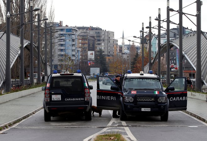 Most prek reke Ibar, ki Kosovsko Mitrovico deli na južni albanski in severni srbski del, že leta varujejo mednarodne varnostne sile. Zadnje čase zgolj straža na mostu ni več dovolj. Foto Ognen Teofilovski/Reuters
