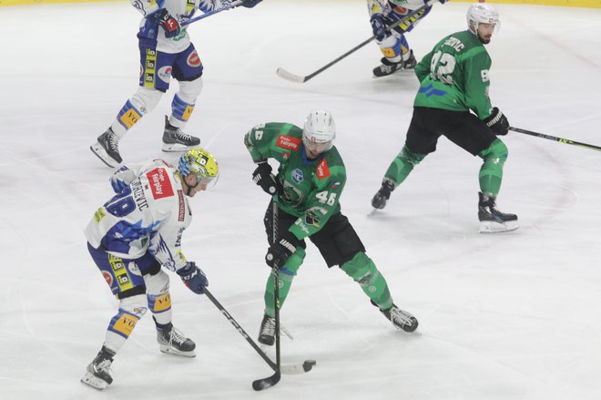 Hokejisti SŽ Olimpije ostajajo na mestih, ki vodijo v izločilne boje lige ICEHL. FOTO: Voranc Vogel/Delo
