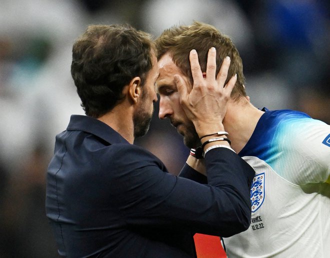 Gareth Southgate je tolažil razočaranega kapetana Harryja Kana. FOTO: Dylan Martinez/Reuters
