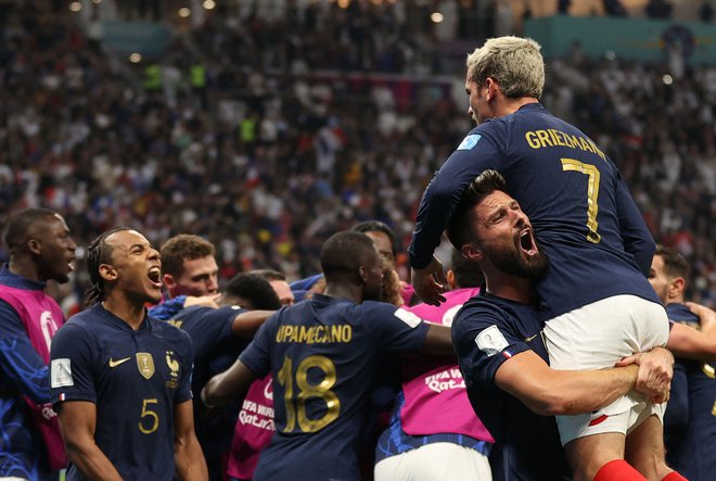 Olivier Giroud se je zahvalil Antoinu Griezmannu za podajo ob zmagovitrem golu. FOTO: Adrian Dennis/AFP
