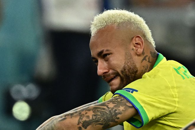 Neymar je neutolažljivo jokal po izpadu. FOTO: Jewel Samad/AFP
