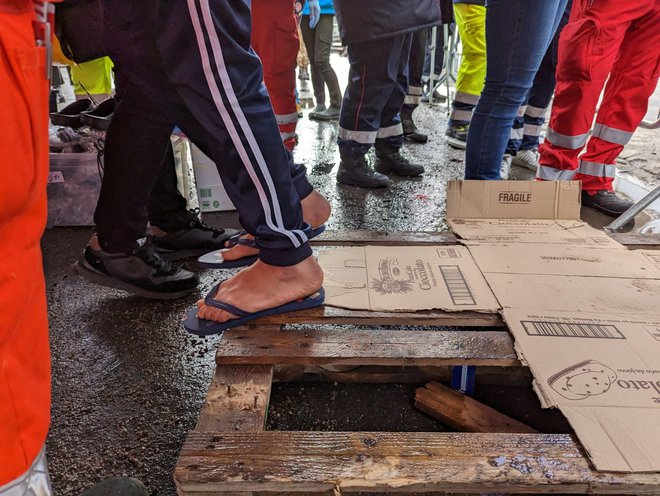 Migranti so se izkrcali z ladje&nbsp;Geo Barents, ki jo upravljajo Zdravniki brez meja.&nbsp;FOTO: Reuters
