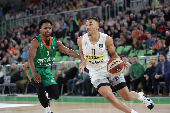 Yogi Ferrell (levo) in Dante Exum sta bila bila najučinkovitejša košarkarja derbija v Stožicah. FOTO: ABA
