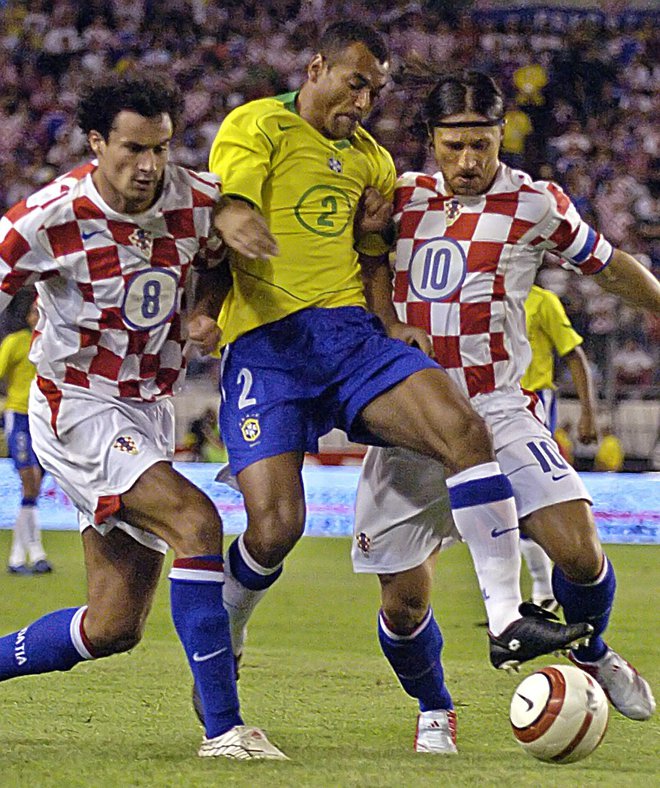 Tako spohata dva Hrvata enega Brazilca v sendviču. Nogometnem. Foto Matko Biljak Reuters Pictures
