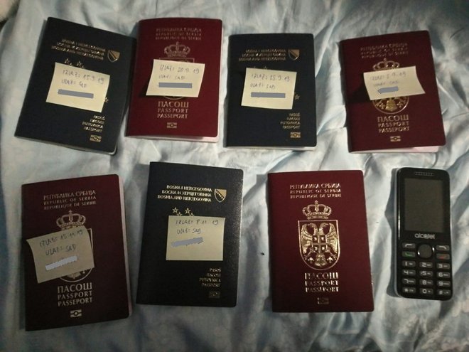 Med hišnimi preiskavami so zasegli tudi 19 potnih listov. FOTO:&nbsp;Policija
