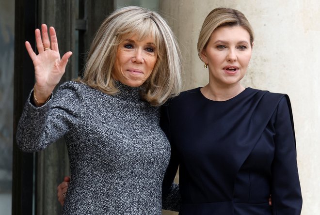 Brigitte Macron in Olena Zelenska pred Elizejsko palačo. FOTO: Gonzalo Fuentes/Reuters
