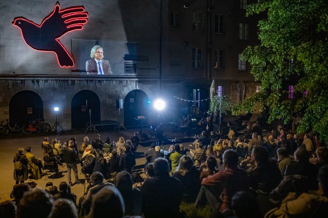 Gverilska izvedba ukinjene oddaje Studio City v Mladinskem gledališču. FOTO:&nbsp;Voranc Vogel/Delo
