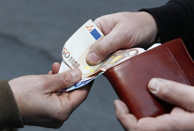 Zaposleni imajo letos v denarnicah več denarja, ki pa je manj vreden. FOTO: Jože Suhadolnik/Delo
