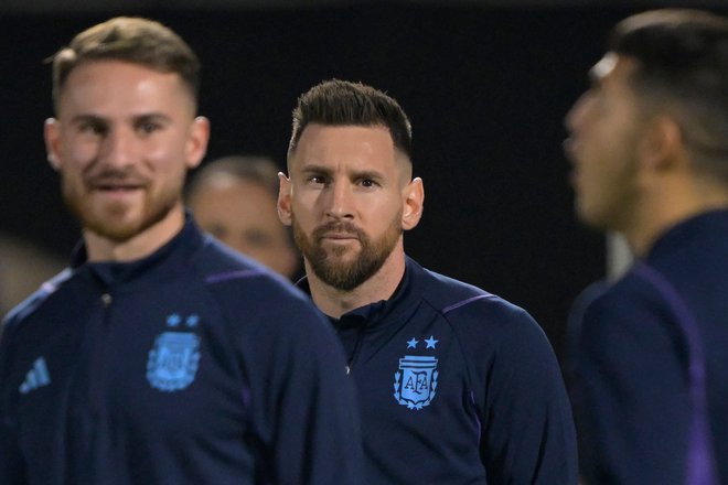 Lionel Messi med ponedeljkovim treningom v Dohi. FOTO: Juan Mabromata/AFP
