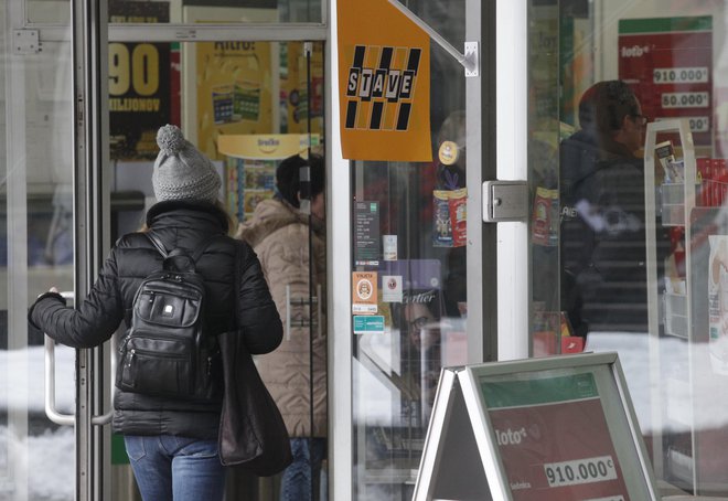 »Težko je otroku razložiti, zakaj mu za stavo ne boš dal denarja, če vidi, da je njegov sošolec pravkar 'zaslužil' sto evrov,« je dejala zaskrbljena mati. FOTO: Mavric Pivk/Delo