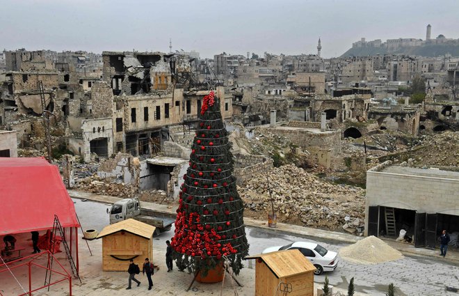 Delavci postavljajo božično drevo na trgu al-Hatab v severnem sirskem mestu Alep. Foto: Afp
