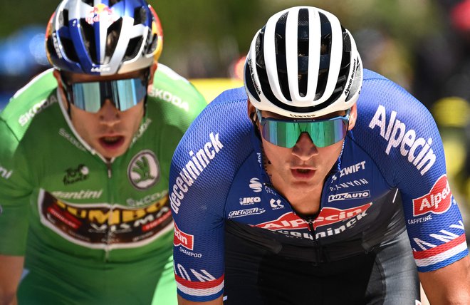 Mathieu van der Poel (desno) med nastopom na letošnji dirki po Franciji, kjer je nosil dres ekipe Alpecin Deceuninck.&nbsp;FOTO:&nbsp;Marco Bertorello/AFP
