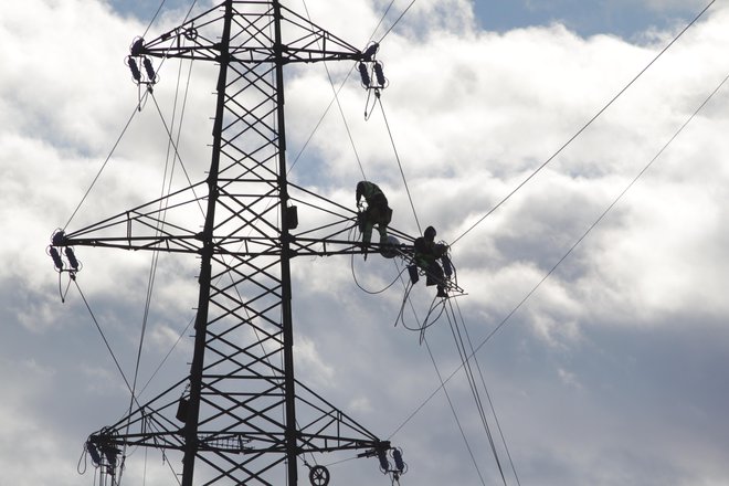 Če se cene električne energije za prihodnje leto ne bodo znižale na 320 do 350 evrov za megavatno uro, subvencija ne bo veliko pomagala, je opozoril Matjaž Petan iz Kluba slovenskih podjetnikov. FOTO: Jože Pojbič
